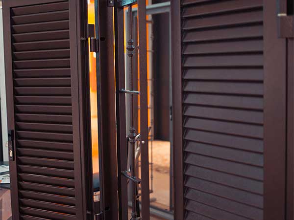 Montaggio-scuroni-blindati-milano